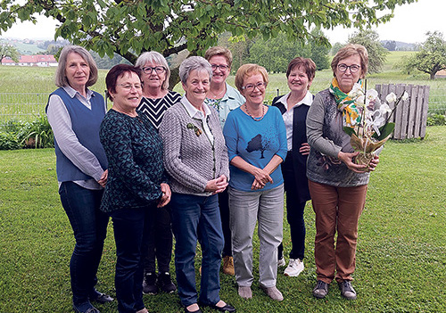 Die Mütterrunde feiert (rechts: Herta Königsecker).     