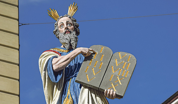 Der Mosesbrunnen auf dem Münsterplatz in Bern