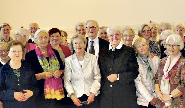 Die Festgemeinschaft – mit dem Referenten Univ.-Prof Josef Weismayr – dankte der langjährigen Ausschuss-Leiterin Dr. Elisabeth Plach für ihren Dienst.    