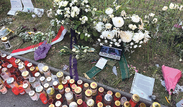 Kränze, Kerzen, Blumen und Abschiedsbriefe erinnern in der Dreierschützengasse in Graz an den gewaltsamen Tod von elf Menschen. „Was da passiert ist, ist mehr, als unsere Seelen fassen können“, sagt Notfallseelsorger Paul Nitsche.   