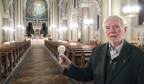 Jede einzelne Glühbirne hat P. Georg Laun durch ein sparsames LED-Licht ersetzt.  