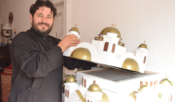 Pfarrer Mag. Dalibor Brnzej hofft, dass sein Bienenstock in Form einer Kathedrale bald von Bienen bewohnt sein wird.     