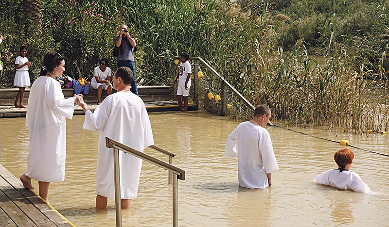 Waschung im Jordan an der tradierten Taufstelle Jesu. Besonders evangelikale Christen geben ihrem Wunsch nach Reinheit durch ein Taufbad Ausdruck. 