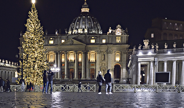 Der Petersplatz in Rom ist für Weihnachten festlich geschmückt. 