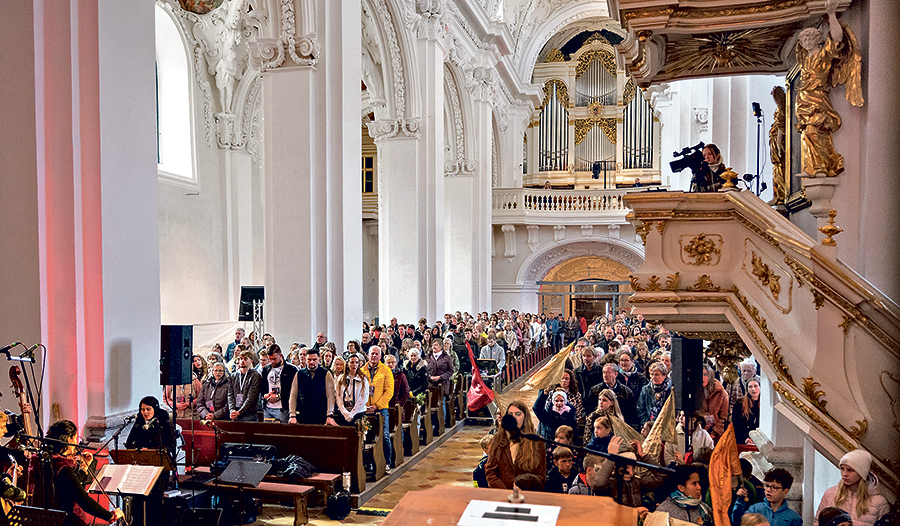 700 Teilnehmer:innen beim Adoratio-Kongress.   