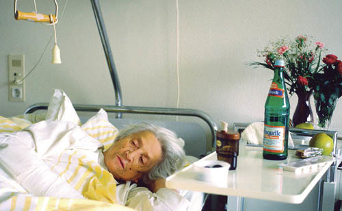 Seniorin im Krankenbett