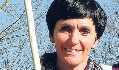 Franziska Salzlechner ist Wegbegleiterin beim ersten österreichischen Frauenpilgertag. Im Bild hält sie einen Pilgerstab.    