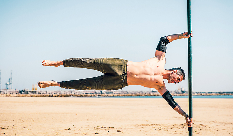 „Die menschliche Flagge“ heißt diese Übung aus der Sportart Calisthenics.  