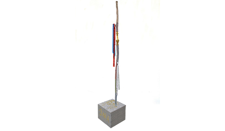 Die Pilgerstäbe, hier im Sockel, sind ein einfaches, aber sehr ausdrucks-starkes Symbol für den gemeinsamen Weg als Pfarre.  