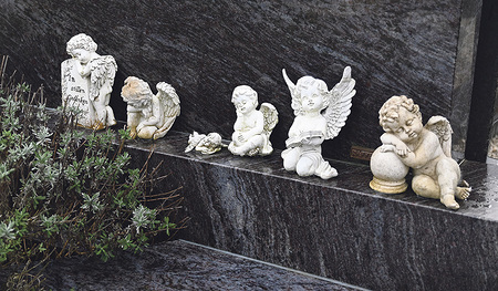 Eine Galerie von Engeln – aufgestellt bei einem Grabstein