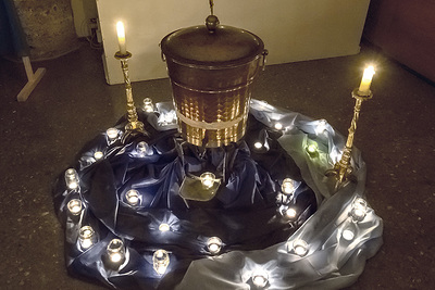 Weihwasserkessel in der Kirche