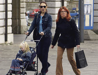 Mutter und Tochter mit KinderwagenCopyright (2002) by BilderBox.com, Erwin Wodicka, A-4062 Thening. Verwendung nur nach unseren AGB: www.bilderbox.com/agb.html ( in an einer einem auf als + und and & im beim mit einen am ) Menschen, Frauen, Weibl