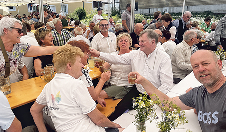 In St. Johann am Walde besuchte Bischof Manfred Scheuer das Pfarrfest.    
