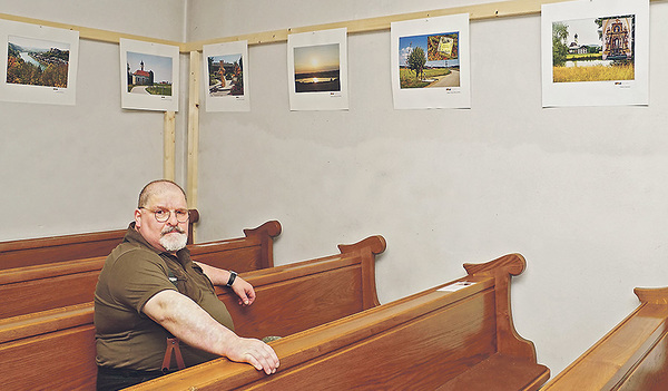 In der Wallfahrtskirche Maria Schmolln zeigt Alois Litzlbauer Fotos vom Marien-Wanderweg. Im Bild: Pfarrer Alfred Gattringer