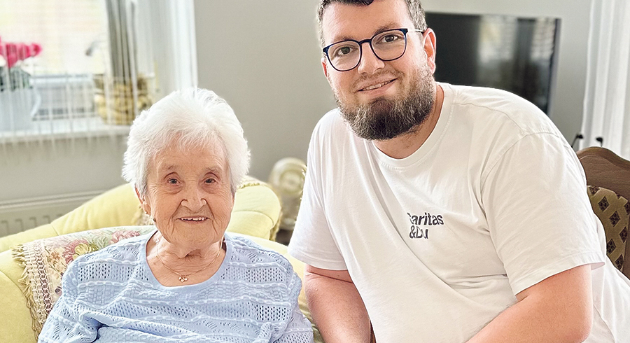 Mobile Pflege ist günstiger als ein Pflegeheim und auch viele Menschen möchten gerne im Alter zu Hause leben – wie Erna Rechberger, hier gemeinsam mit Caritas-Mitarbeiter Daniel Burgstaller aus Bad Schallerbach.  