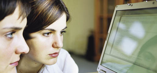 Zwei Frauen am Notebook [ (c) www.BilderBox.com, Erwin Wodicka, Siedlerzeile 3, A-4062 Thening, Tel. + 43 676 5103678.Verwendung nur gegen HONORAR, BELEG,URHEBERVERMERK und den AGBs auf bilderbox.com](in an im auf aus als and beim mit einer einem ein