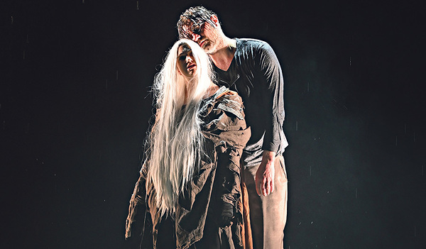 Bühnenbild von Borcharts Theaterstück „Draußen vor der Tür“ mit Anna Maria Eder und Martin Brunnenmann