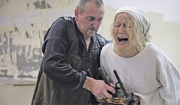 Laientheater auf hohem Niveau: Magdalena Grillenberger vulgo Wagenlehnerin (Elisabeth Neulinger) wird vom Freimann (Christoph Naderer) gefoltert.   