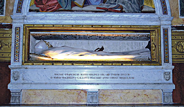 Die heilige Francesca ist eine der beliebtesten Heiligen von Rom, wovon auch ihr Beiname „die Römerin“ (Romana) zeugt. Ihren Leichnam mit dem Totenschädel zu sehen zeigt, wie die leibliche Gegenwart Christi sich in konkreten Menschen fortsetzt und üb