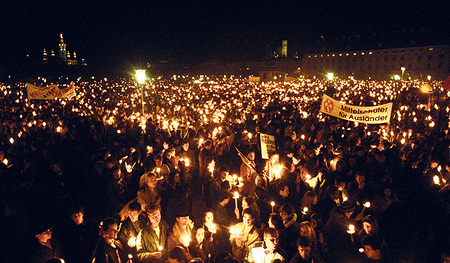 Der Heldenplatz wurde zu klein. Ein Menschen- und Lichtermeer erfüllte ihn und die Umgebung am 23. Jänner 1993. „MKV Mittelschüler für Ausländer“ steht auf einem Transparent. 