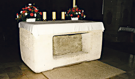 Der Steintrog im Altar der Basilika Enns-St. Laurenz enthält die Reliquien der „40 Märtyrer von Lauriacum“, die im Jahr 304 getötet wurden.  