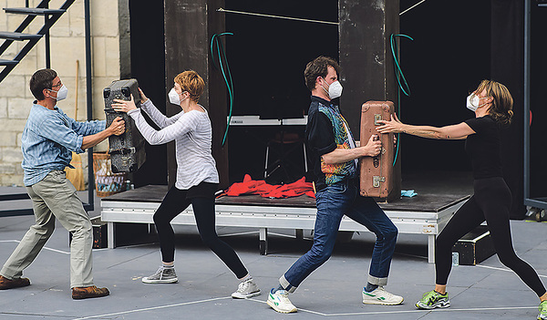 Kein Experimentaltheater, sondern eine Schauspielprobe mit Coronamaske  