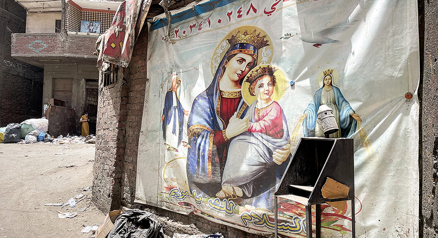 Die Kirche ist eine Kirche der Armen, ruft Papst Leo XIV. in seinem Apostolischen Schreiben „Dilexi te“ in Erinnerung. Das Transparent mit Maria und Jesus (links) ist an einer Mauer in einem Armenviertel in Kairo/Ägypten befestigt.  