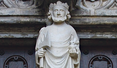 Hl. Olaf, Statue am Ostportal des Doms in Uppsala in Schweden. 