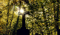 „Das Zeichen unserer Hoffnung, das Kreuz unseres Herrn Jesus Christus, sei aufgerichtet über deinem Grab. Der Herr schenke dir seinen Frieden.“ (aus der Begräbnisliturgie)   