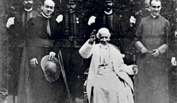 1898: Leo XIII. winkt in die Filmkamera.