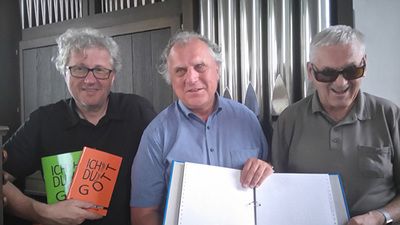 Komponist Alfred Hochedlinger (links) und Erich Schmid, Bundes-Blindeninstitut in Wien (Mitte), und Josef Traxler aus Freistadt mit der im Mai erschienenen Liedersammlung.