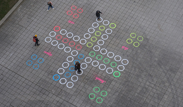 Das aufgesprayte Mensch-ärgere-dich-nicht Spielfeld, das vom 2. März bis 18. April 2022 am Domplatz sichtbar bleibt, soll Besucher/innen durch verschiedene Facetten des Lebens und Spielens begleiten und Impulse liefern. 