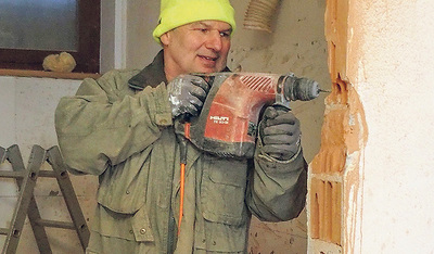 Franz Wenigwieser ist als Pfarrer von Katsdorf auch oft handwerklich im Einsatz.   