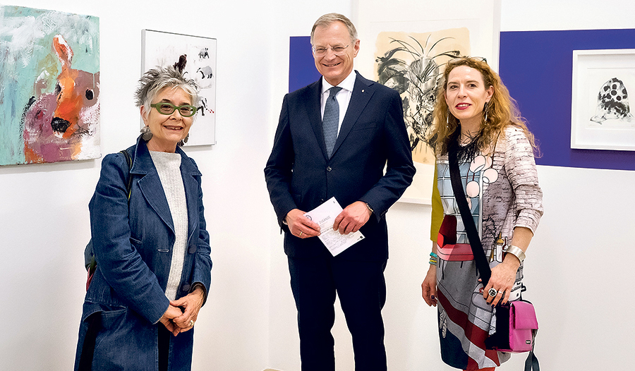 Künstlerin Astrid Esslinger (links) mit Sammlungsleiterin Maria Reitter-Kollmann (rechts) und Landeshauptmann Thomas Stelzer. 