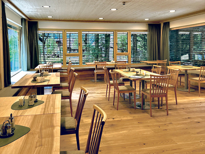 Blick vom Speisesaal in den Garten.  