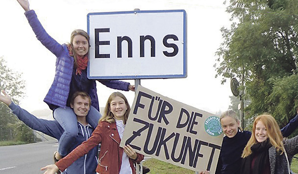 Mitglieder der Ennser Gruppe von „Fridays for Future“ werben für die österreichweite Mitmachaktion am 20. September.   