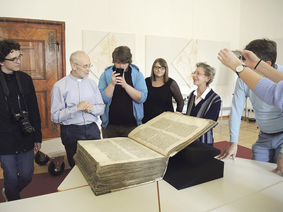 Die Riesenbibel von St. Florian zählt zu den größten Handschriften Österreichs und dürfte um 1140/50 im Stift angefertigt worden sein. „Ein gewichtiges Buch für gewichtigen Inhalt“, erklärte Kustos Harald R. Ehrl.