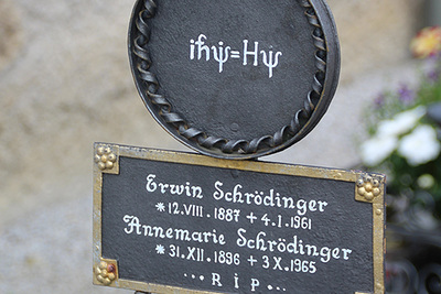Schrödingers Grabkreuz trägt die nach ihm benannte Gleichung. 
