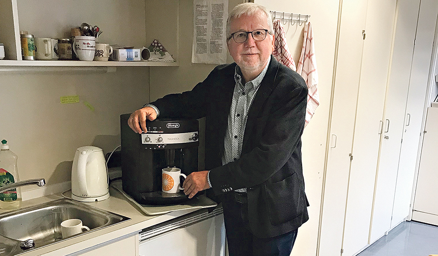 Josef Wallner an einem wichtigen Platz in der Redaktion: bei der Kaffeemaschine.      