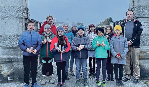 Die Ministrant/innen aus Freistadt präsentieren ihre bemalten Grabkerzen.