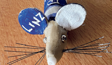 Es gibt auch eine Blau-Weiß-Maus.   