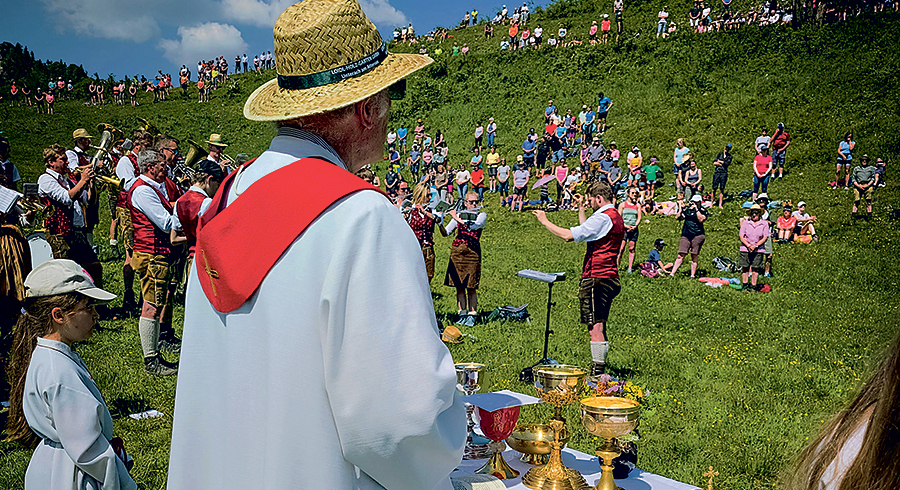 Traumwetter herrschte bei der heurigen Bergmesse (im Bild im Vordergrund der Priester Josef Schreiner) auf der Eisenaueralm. Etwa 500 Menschen feierten mit. / Unteregelsbacher Traumwetter herrschte bei der heurigen Bergmesse (im Bild im Vordergrund der Priester Josef Schreiner) auf der Eisenaueralm. Etwa 500 Menschen feierten mit.