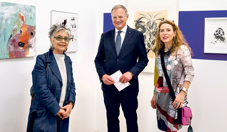 Künstlerin Astrid Esslinger (links) mit Sammlungsleiterin Maria Reitter-Kollmann (rechts) und Landeshauptmann Thomas Stelzer. 