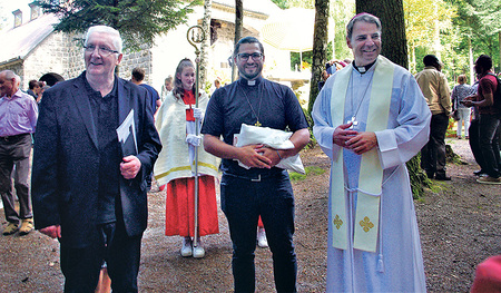 Pfarrer Gregor Dabrowski (v. links), P. Johannes Haas SDB und Bischof Stefan Oster   
