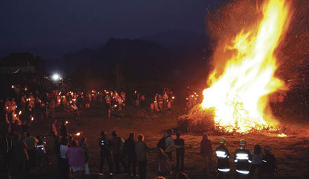 Stimmungsvolle Sonnwendfeier auf dem Feuerkogel.