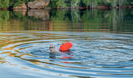 Sie sind aufblasbar, leicht, in grellen Farben erhältlich und können in  Notsituationen zum Lebensretter werden: die Schwimmbojen. 