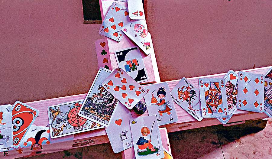 Die Spielkarten können in Stickerhefte und auf ein Kreuz in der Kirche geklebt werden.   