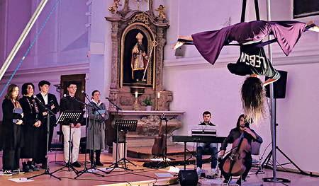 Eine Luftakrobatik-Performance war Teil des queeren Kreuzwegs. 