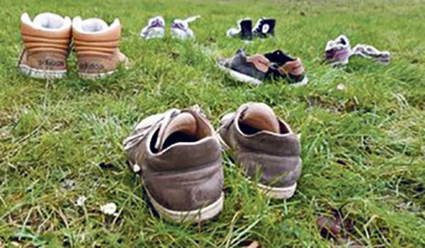 Schuhe ohne Menschen machten bei der ersten „Sonntagsbegegnung“ auf Flüchtlingsschicksale aufmerksam. 