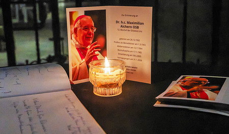 Abschied Bischof Maximilian Aichern Beginn der Trauerfeierlichkeiten für verstorbenen Altbischof Maximilian Aichern: Aufbahrung in der Turmkapelle